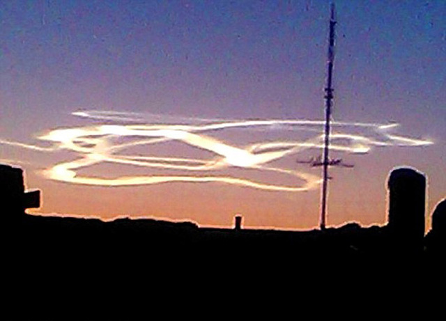 西伯利亚上空惊现神秘轨迹