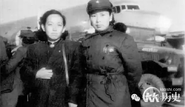 开国大典上站在毛泽东周恩来身后的神秘女人是谁?