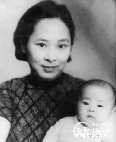 开国大典上站在毛泽东周恩来身后的神秘女人是谁?