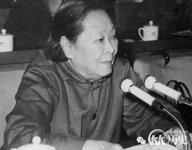 开国大典上站在毛泽东周恩来身后的神秘女人是谁?