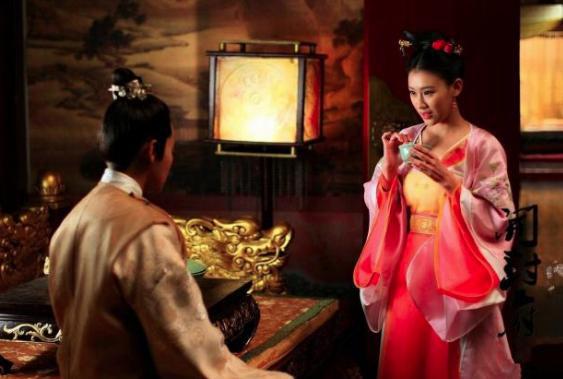 皇后扇了皇帝耳光，被废两年后竟然去世