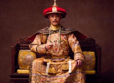 古代皇帝的一天生活是什么样的 半夜估计还得审批奏折