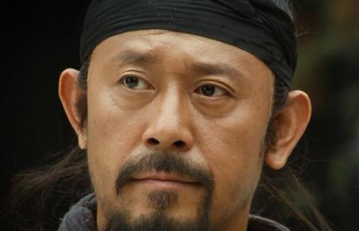 曹操礼贤下士，为何关羽不吃这套执意跟随刘备