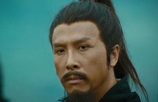 曹操礼贤下士，为何关羽不吃这套执意跟随刘备