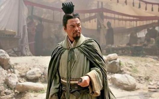 曹操礼贤下士，为何关羽不吃这套执意跟随刘备