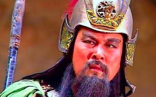 曹操礼贤下士，为何关羽不吃这套执意跟随刘备