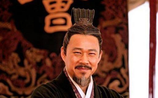 曹操礼贤下士，为何关羽不吃这套执意跟随刘备