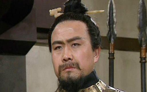 曹操礼贤下士，为何关羽不吃这套执意跟随刘备