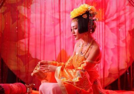 古代版的维密秀：宠妃躺在桌子上大臣交钱就能观看