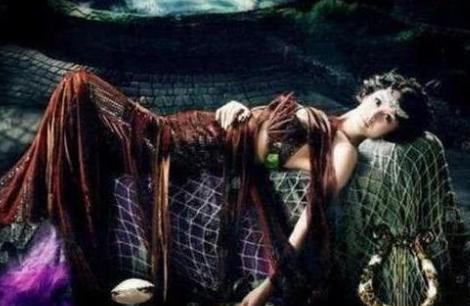 古代版的维密秀：宠妃躺在桌子上大臣交钱就能观看