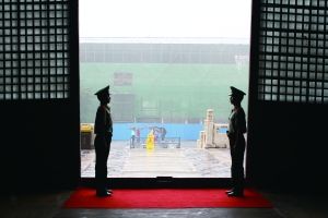 探秘十三陵守陵部队：新兵夜遇绣花鞋脸吓白