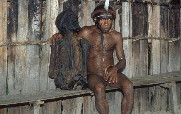 探秘印尼恐怖土著 与木乃伊住一起