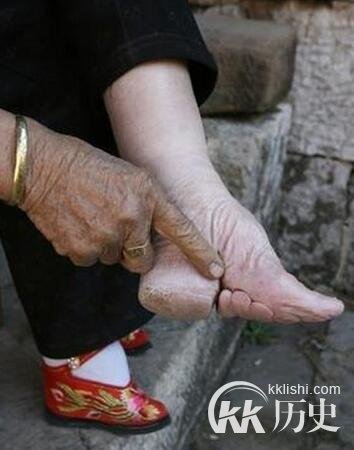 历史揭秘：古代文化中“裹小脚”是什么时候开始