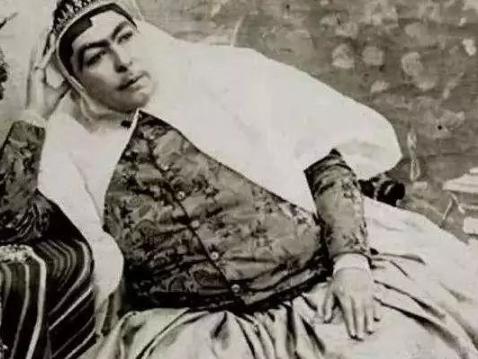 结婚10年不生子,太后:给妃子贴上胡子!结果一年就生了儿子