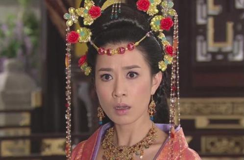 她出生时头发就长到脖子处，后来夫君成为开国皇帝