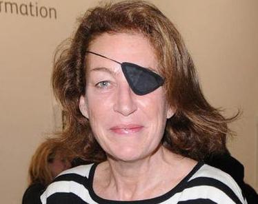 玛丽&middot;科尔文：美国记者，资深战地记者