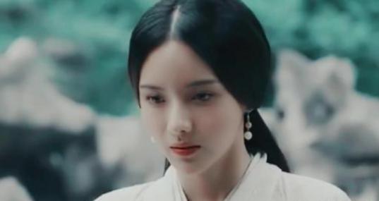 她是曹操妻妾，勾搭亲卫却没被杀死