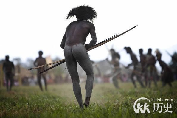 印尼原始部落居然也有军演 大开眼界