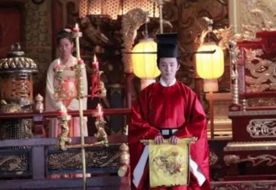 宋真宗皇帝送宰相一坛酒，里面却装满了珍珠