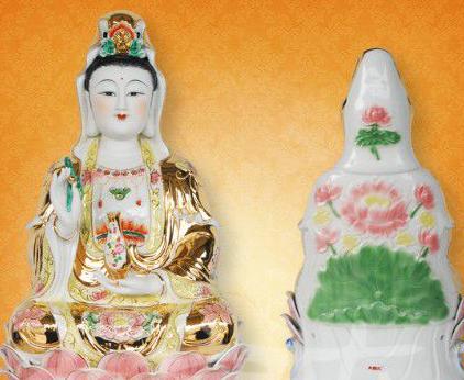 西方三圣:中间是阿弥陀佛,左边大势至菩萨,右边为观世音菩萨组成