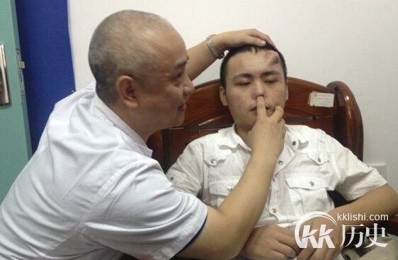 胆小勿看!实拍男子整容成狗头全程