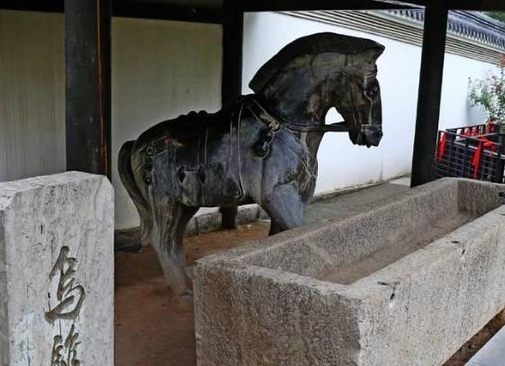 身骑一米八重型马，单手持百余斤铁枪，要几个关羽才能打赢项羽