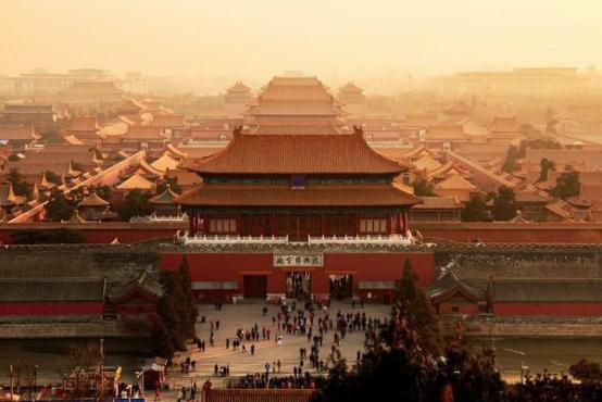 他是康熙的一等侍卫，读书生活贯穿他的一生