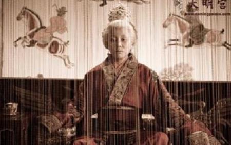 邓太后经常告诫邓家人,要“夹着尾巴做人”