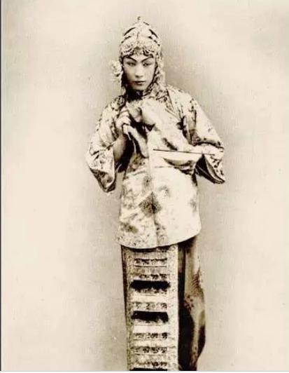 揭秘:京剧大师荀慧生与吴小霞的凄美之恋