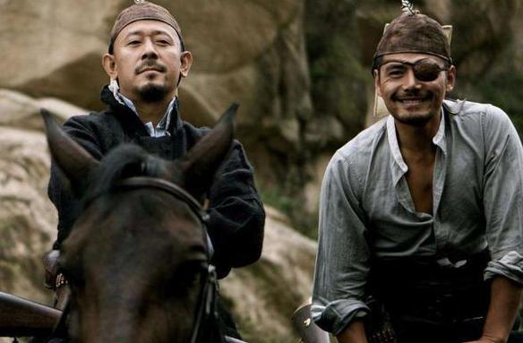 电视中的土匪都是大口喝酒吃肉