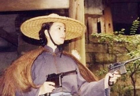 双枪黄八妹抗日女英雄，曾把岗村推了一个大跟头