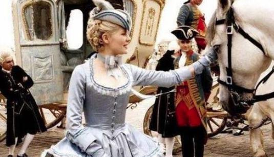 她因生不出儿子遭抛弃，一个月后嫁给公爵连生5子