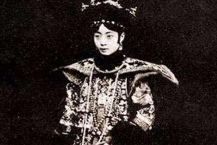 婉容和侍卫之间有没有不寻常的关系