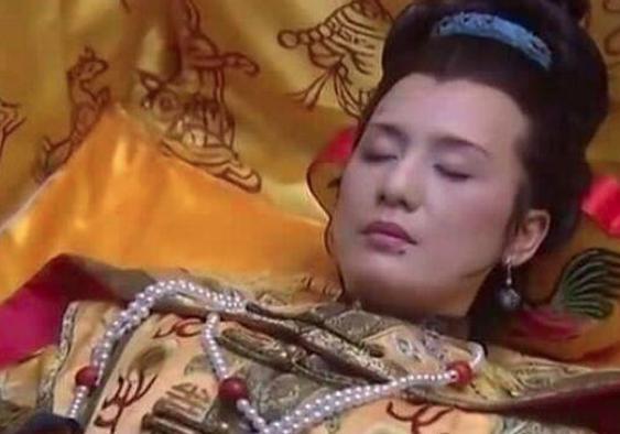 她是为康熙生育儿女最多的妃子，女儿死后还穿龙袍