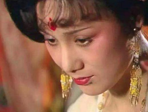 她是为康熙生育儿女最多的妃子，女儿死后还穿龙袍