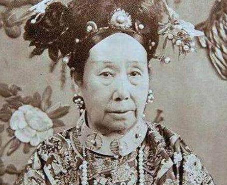 年轻时候的慈禧到底是什么样的 为何咸丰会如此的宠幸她呢