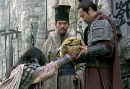 刘备摔阿斗到底是什么样的 他的真的对自己的儿子下手了吗