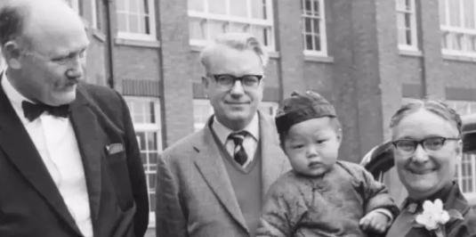 这个外国女人入中国国籍，抗战时期就下100多孤儿