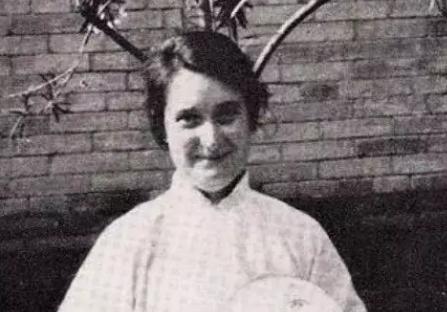 这个外国女人入中国国籍，抗战时期就下100多孤儿