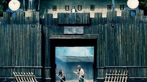 空城计中诸葛亮除了抚琴,为何还让人在城门口扫地?