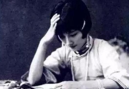 他的才华不输徐志摩，却因为一个女人郁郁不得志