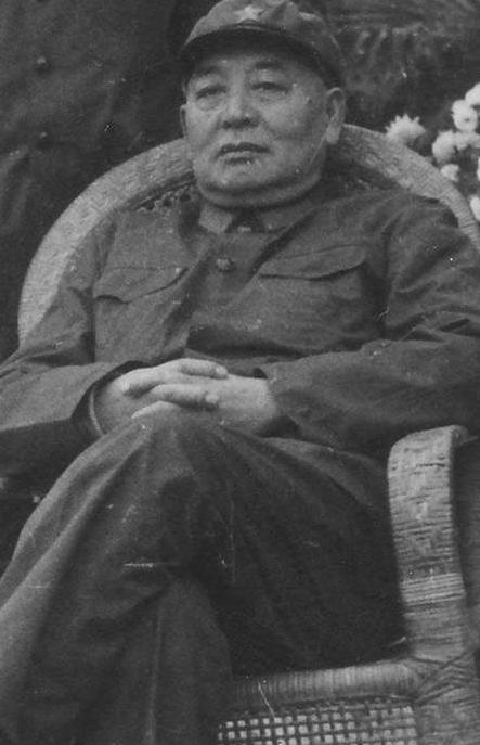 尹先炳：倒在女人身上的志愿军军长