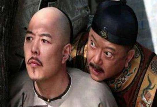 和珅跟一位大爷比阔,大爷亮出一件东西竟让他下跪