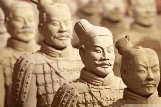 兵马俑为何一律不戴头盔?其中隐藏着秦军战斗力惊人的秘密!