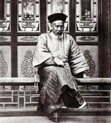 内务府总管和巡抚相比 谁的官职更大一点