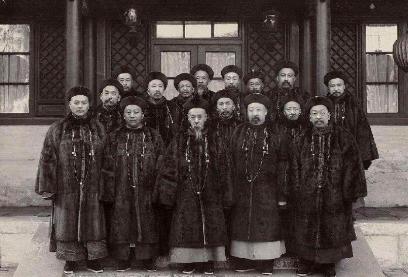 内务府总管和巡抚相比 谁的官职更大一点