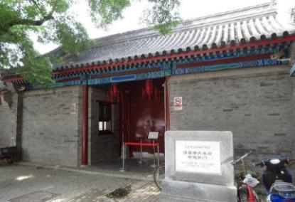 内务府总管和巡抚相比 谁的官职更大一点