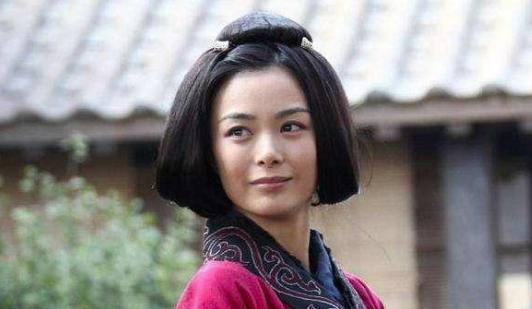 关羽看上一个离婚女人，却被曹操抢走了