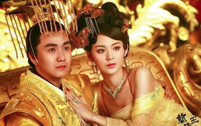 敌军兵临城下，奇葩皇帝将皇位让给儿子