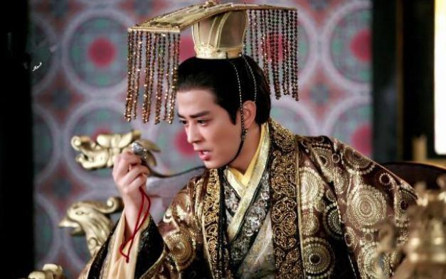 敌军兵临城下，奇葩皇帝将皇位让给儿子